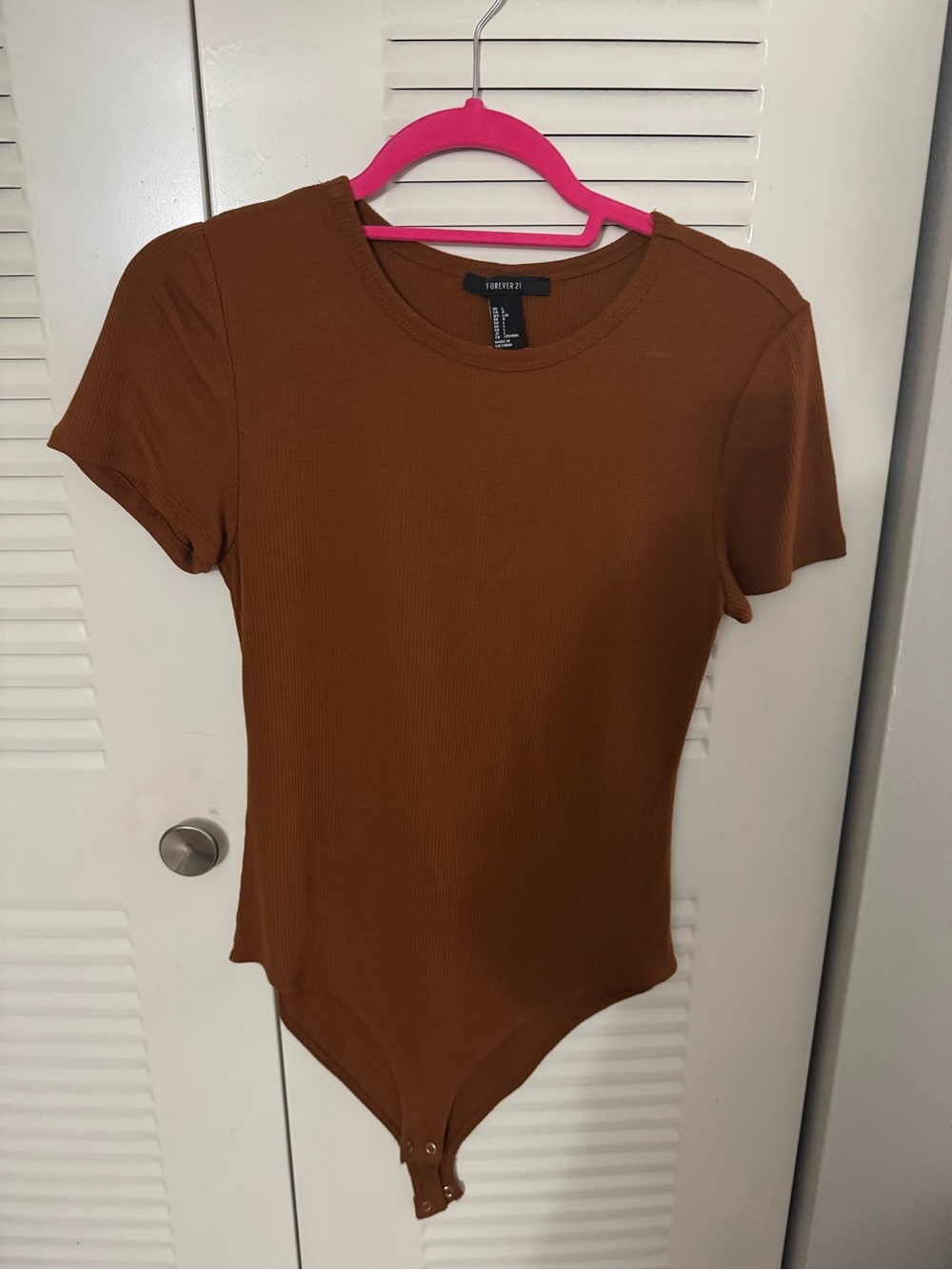 Forever 21 Short Sleeve Ribbed Bodysuit in Rust Brown